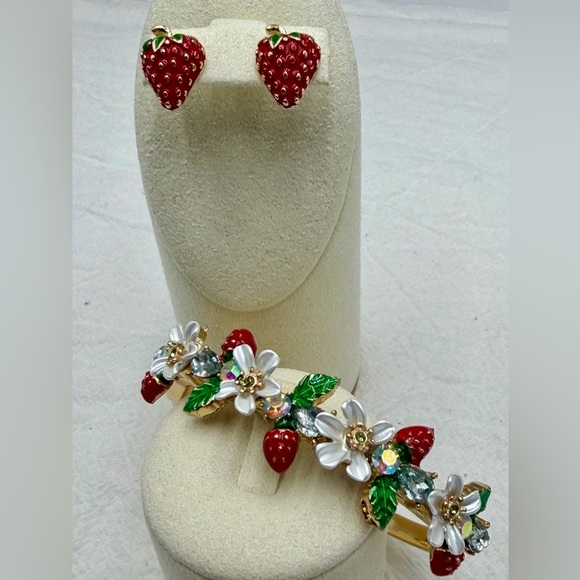 Strawberry Fairycore Bracelet Clamper and earrings - Picture 5 of 5